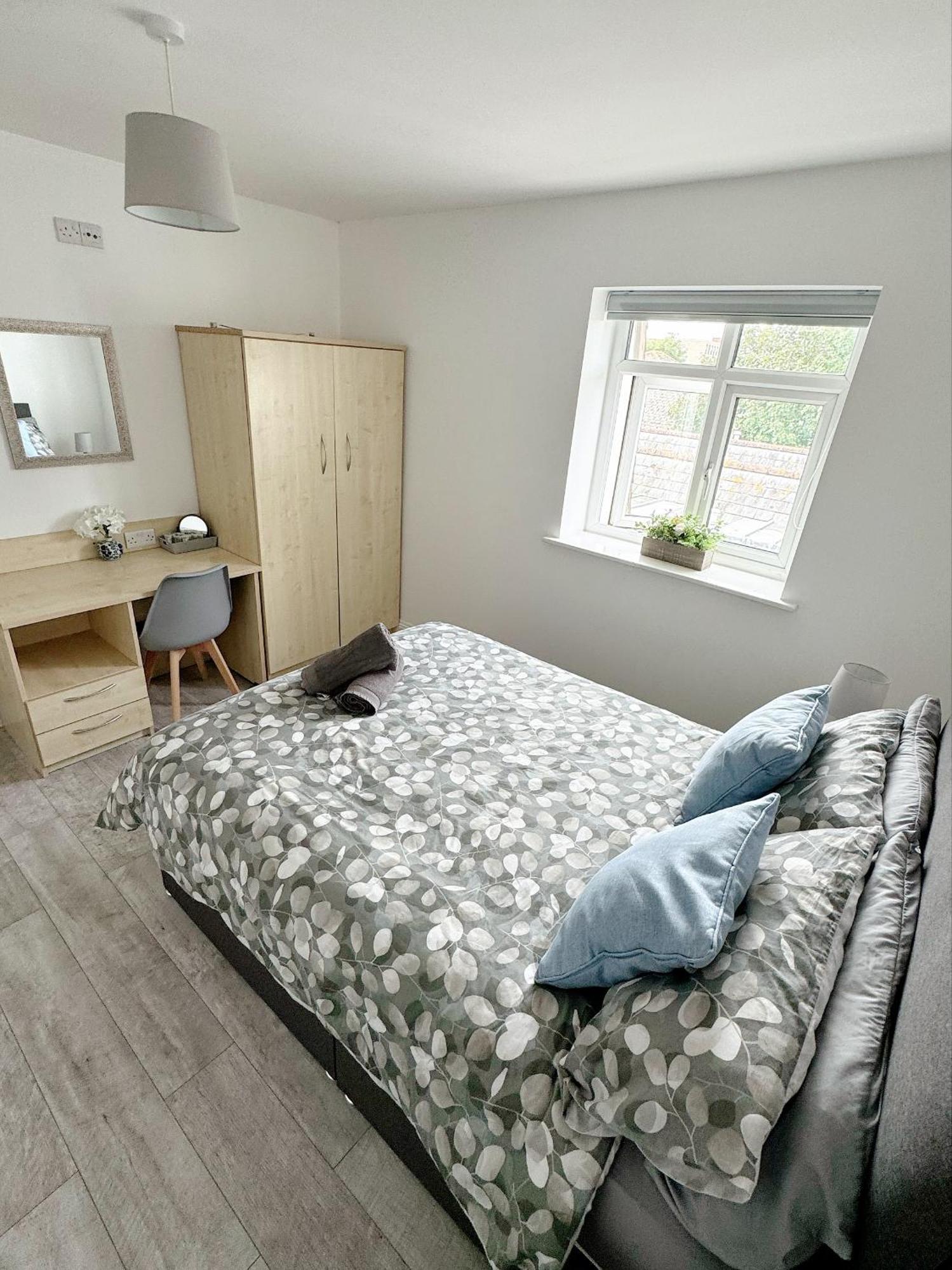 Flat 12 Palm Court *